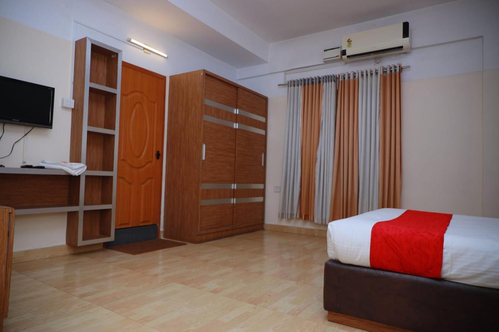 Hotel Tayas Trippapur Exterior foto