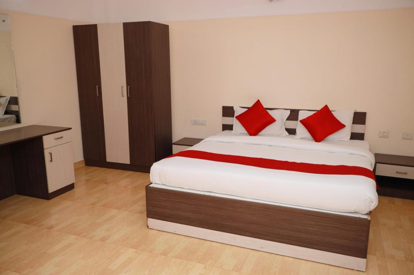 Hotel Tayas Trippapur Exterior foto